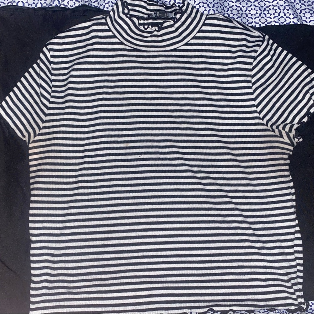 Black and white striped cropped shirt